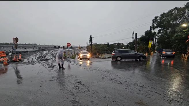 花蓮馬太鞍溪橋涵管便道因水位持續上漲，已達封閉行動值，公路單位提前至今天下午4時30分預警封閉。（民眾提供／羅亦晽花蓮傳真）