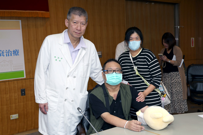 台大醫院成功為1名極端末期心臟衰竭患者林先生（中），執行亞洲首例心臟移除仍存活「植入兩套長效型心室輔助器模擬全人工心臟」手術，術後恢復良好，已能進食與行走，開創心臟移植前過渡治療的新契機。台大醫院10日舉辦記者會說明手術過程，主刀的台大醫院心臟外科醫師陳益祥（左）與林先生合影，並祝他能早日成功移植心臟 。（黃世麒攝）