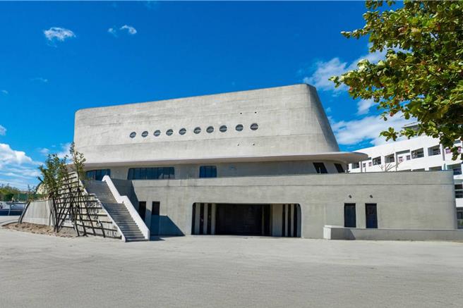 恒春文化中心剧场馆原订15日举行开幕启用，因颱风「凤凰」来袭，活动延至12月6日举行。（屏东县政府提供／罗琦文屏东传真）