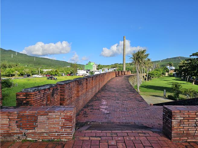 恒春文化中心剧场馆原订15日举行开幕启用，同时有万人牵手护古城、南门光雕等活动，因颱风「凤凰」来袭，活动延至12月6日举行。（本报资料照片／罗琦文屏东传真）