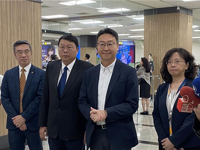 交通部長陳世凱（右2）表示，華信、立榮航空於11月11日起每天保留36個機位給澎湖居民急難使用。（陳祐誠攝）