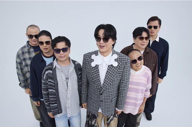 蕭煌奇（中）與全方位樂團將舉辦演唱會。（中國民國身心障礙者藝文推廣協會提供）