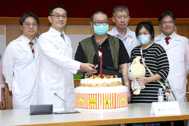 台大醫院成功為1名極端末期心臟衰竭患者林先生（左三），執行亞洲首例心臟移除仍存活「植入兩套長效型心室輔助器模擬全人工心臟」手術，術後恢復良好，已能進食與行走，開創心臟移植前過渡治療的新契機。台大醫院副院長婁培人（左二）10日代表院方與林先生一同切蛋糕，也祝他能早日成功移植心臟。左一為台大醫院心臟外科主任黃書健，右一為台大醫院外科部副主任紀乃新，右三為台大醫院心臟外科醫師陳益祥。（黃世麒攝）