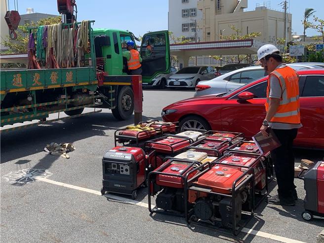 台南沿海各区公所将备用发电机分送到各里做供电备案。（郭良杰摄）