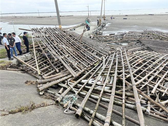 蚵农担心凤凰颱风会将浮棚式蚵架吹上岸造成严重灾害。（本报资料照片／郭良杰台南传真）