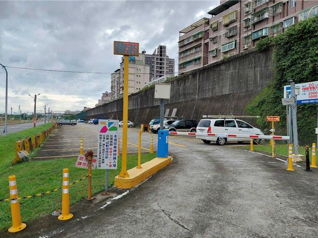 停放在新北堤外停車場的車主請務必留意最新氣象動態及水情資訊。（新北市高灘處提供）