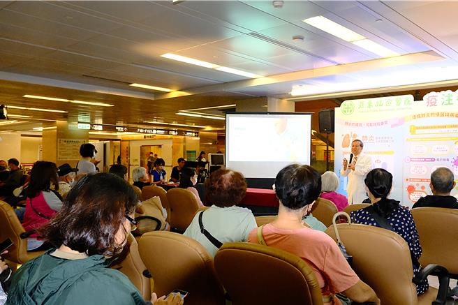 亞東醫院響應世界肺炎日，舉辦「世界肺炎日民眾衛教活動」，藉由淺顯易懂的衛教講座與互動問答，帶領民眾深入了解肺炎預防與疫苗接種觀念。（亞東醫院提供）