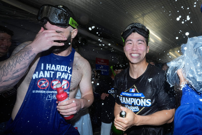 南韩好手金慧成（图右）旅美首年随着道奇夺冠，返国后接受专访谈心路歷程。（图／美联社）