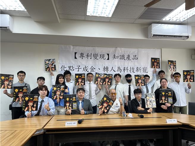 清華大學材料系特聘教授周卓煇帶領研究團隊，研發「專利變現」專家系統，引導學生將自身創意與專長變現。（王惠慧攝）