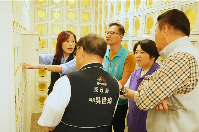 台中市民眾局斥資1430萬元，推動沙鹿納骨堂修繕，如今完工同時也增設1521個骨灰櫃位，滿足地方安奉需求。民政局吳世瑋10日補充，除補強作業外，此次也首創小型骨灰櫃位153個，提升空間利用率，盼減輕民眾負擔。（台中市民政局提供）
