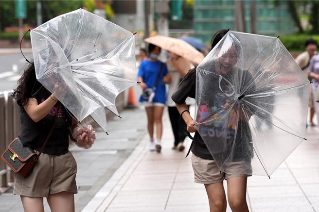 凤凰颱风持续进逼，依气象署预报，凤凰目前已通过吕宋岛，预估10日晚间发布海上颱风警报，11日上午发布陆警机率最高。（本报资料照）
