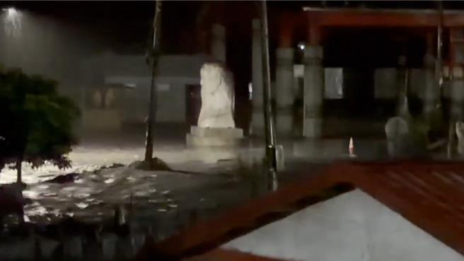 受凤凰颱风影响，花莲马太鞍溪水暴涨，泥水晚间从北端万荣乡明利村淹进台9线。（警方提供／罗亦晽花莲传真）