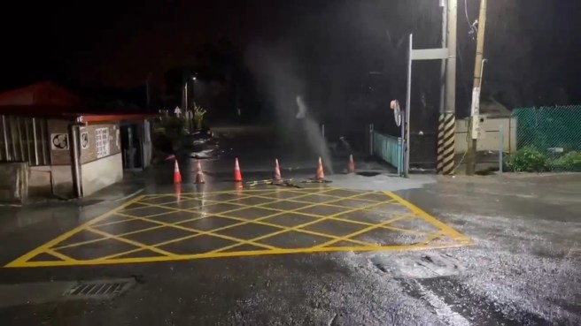 明利村街道上的水沟盖不断喷水。（翻摄新北搜救协会）