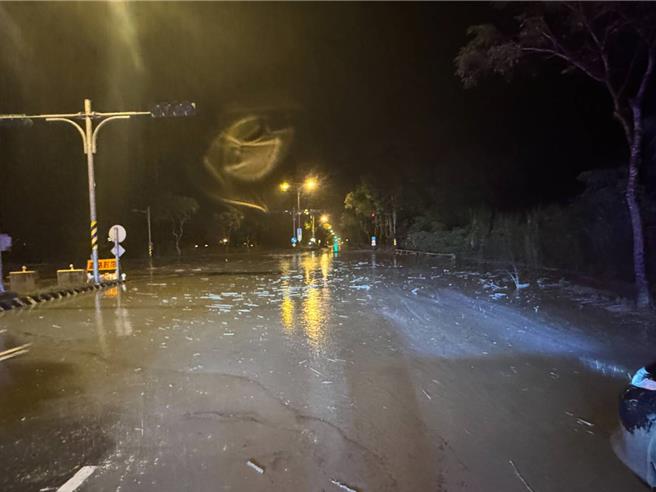受凤凰颱风影响，花莲马太鞍溪水暴涨，泥水晚间从北端万荣乡明利村淹进台9线。（警方提供／罗亦晽花莲传真）