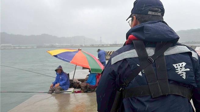凤凰颱风逼近海巡人员呼吁远离海边。（海巡署北部分署提供／吕筱蝉桃园传真）