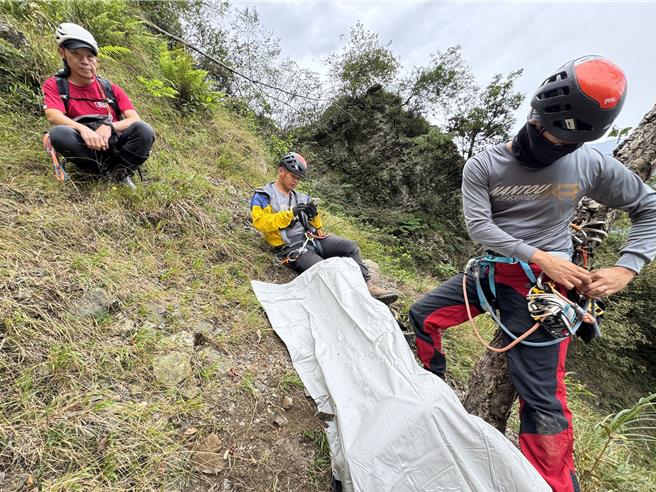 李姓男子單攻登郡大山，下山途中他疑遇虎頭蜂攻擊失足墜180公尺深山谷，10日中午尋獲大體。（南投縣消防局提供／楊靜茹南投傳真）