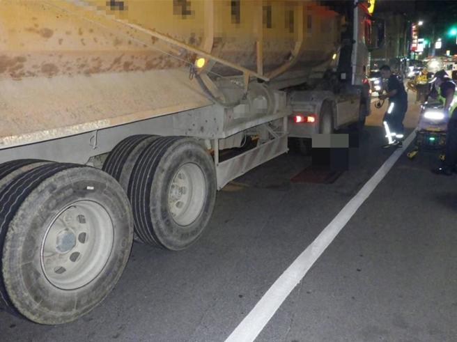 台中市大雅區10日傍晚發生一起機車與砂石車相撞車禍，造成79歲劉姓機車騎士當場失去呼吸心跳，送醫宣告不治。（民眾提供）