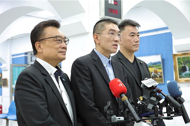 立法院交通委員會召委林國成（左）、立委林沛祥（右）、立委廖先翔10日至基隆考察交通建設，由基隆市長謝國樑（中）就基捷、電動公車等重大交通建設簡報。（基隆市政府提供／徐佑昇基隆傳真）