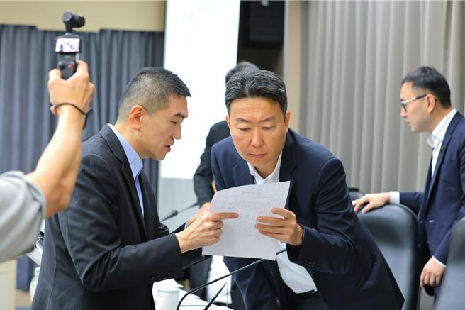 立法院交通委員會召委林國成、立委林沛祥、立委廖先翔10日至基隆考察交通建設，由基隆市長謝國樑（左）就基捷、電動公車等重大交通建設簡報，並與交通部長陳世凱（右）交換意見。（基隆市政府提供／徐佑昇基隆傳真）