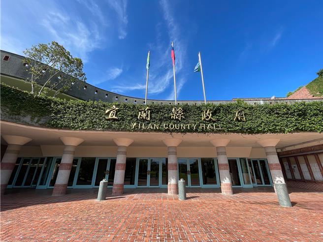 宜蘭縣政府宣布明天停班停課。（本報資料照片）