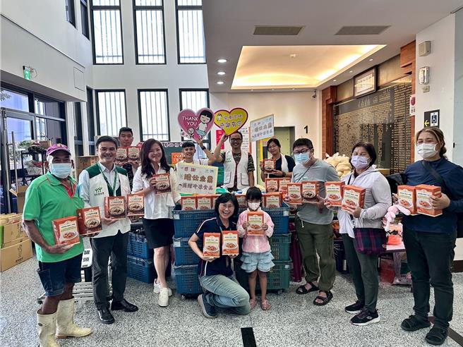 食品公司陸仕企業捐贈數百份冷凍調理包給屏東家扶中心，屏東家扶中心也感謝陸仕善盡企業責任，傳遞愛的能量。（民眾提供／羅琦文屏東傳真）