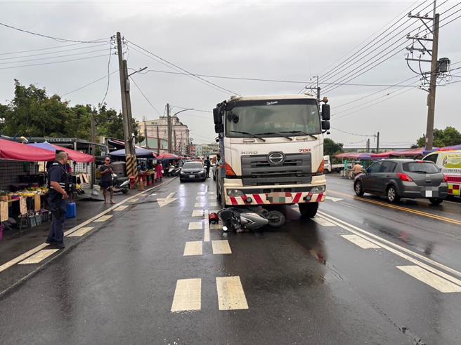 73歲林姓婦人騎乘機車行經萬丹路與捷西路口時，疑未注意大型預拌混凝土車駛來，直接從車頭前方通過，遭撞卡在車頭下方。（警方提供）