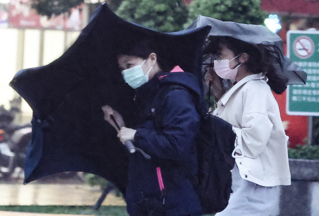 台北市政府宣布，明天除士林區、北投區12里停止上班及上課外，其餘各機關學校照常上班及上課。（陳俊吉攝）