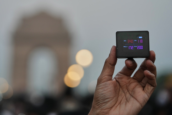 空氣檢測儀對新德里的量測，顯示出340的驚人數值，代表著危險有害健康。(圖/美聯社)