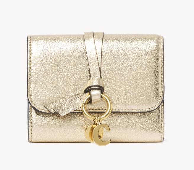 遠百Chloé Alphabet金色三折短夾，推薦價2萬元，消費滿8萬元贈Chloé皮革鎖頭吊飾。（遠百提供）