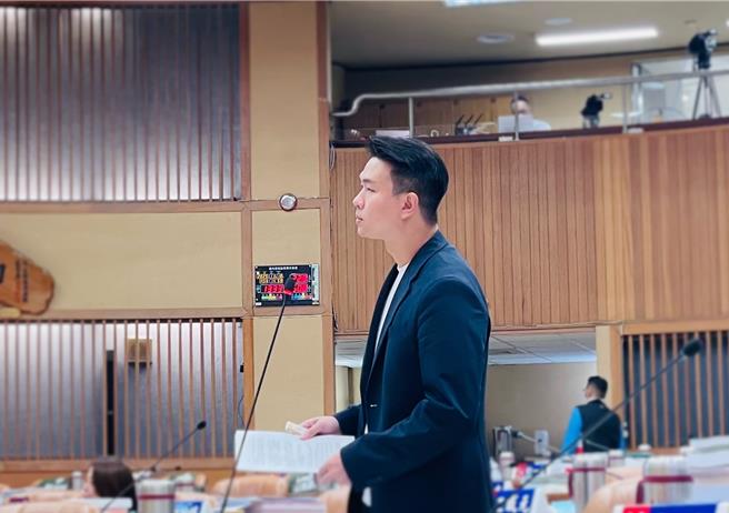 新北市議員呂家愷今（10）日在議會總質詢時，提到幼兒園或補習班等機構兒虐事件頻傳，但目前幼兒園監視器僅保存14天，呼籲延長保存期限為30天以外，也建議市府可以跨局處成立「兒少保護辦公室」。（新北市議員呂家愷提供）