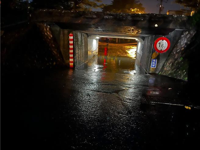 宜蘭河濱橋下急淹水！警方緊急拉封鎖線，籲車主快移。（民眾提供／吳佩蓉宜蘭傳真）