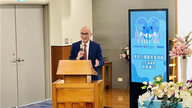 台東大學校長鄭憲宗收到學生求放颱風假的信件，文末不忘恭維，令人莞爾一笑。（蕭嘉蕙攝）