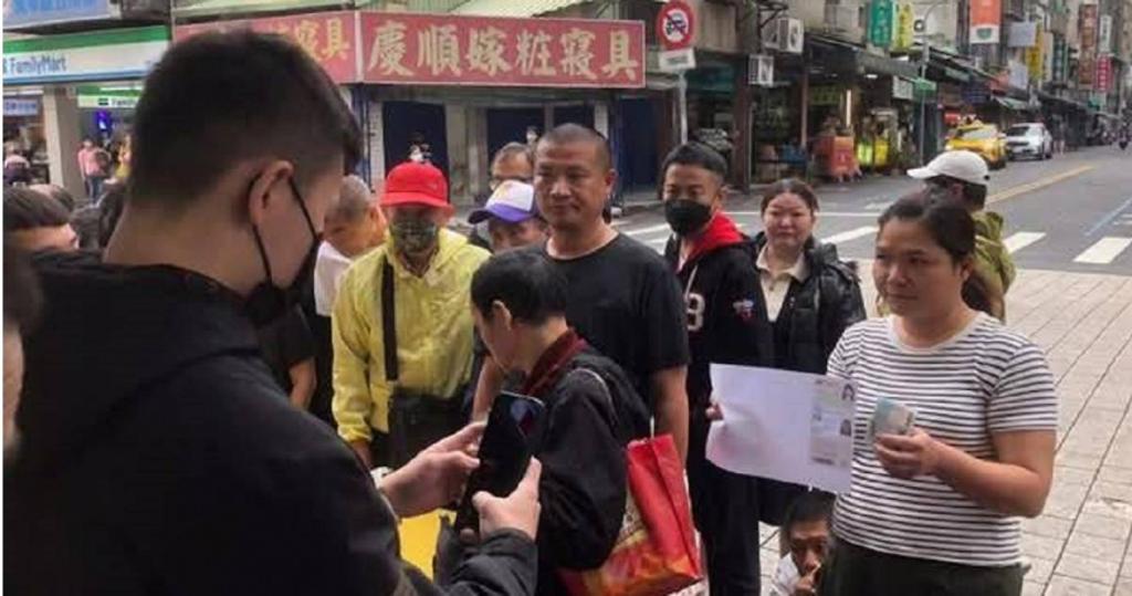 龍山寺前鬼扯老闆中彩券 擺攤收證件發千元辯沾喜氣