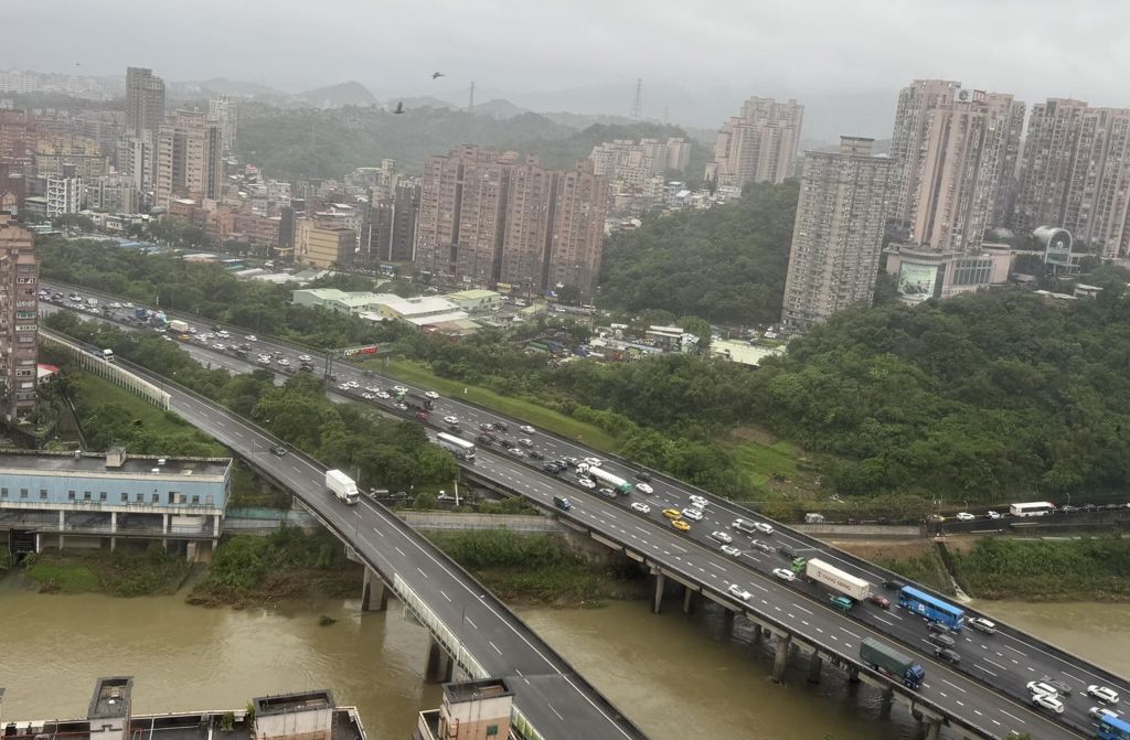 上班族哀號!國1高架汐止端車輛拋錨 車流回堵「塞到康寧街」