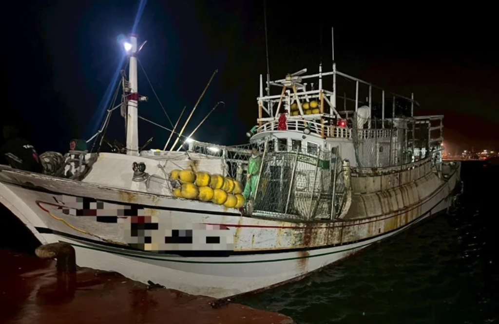 不顧禁令!漁船頂鳳凰強浪「執意出海撈漁具」 船長恐噴25萬