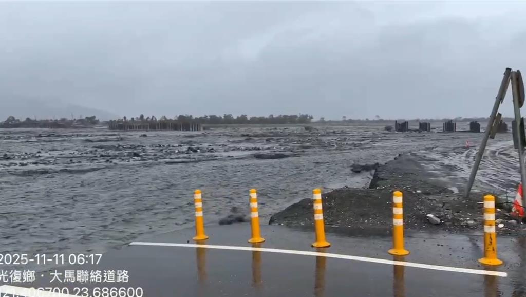 影》鳳凰進逼!馬太鞍溪暴漲淹沒便橋 台9線成水道