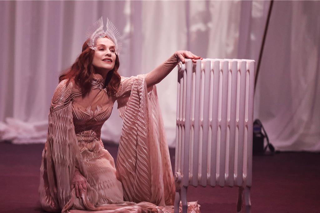 「2025 NTT遇見巨人」羅密歐．卡士鐵路奇《貝芮妮絲》導演卡士鐵路奇在舞台上運用現代家電，呈現多重意象與符碼。（Jean Michel Blasco攝影／台中國家歌劇院提供）