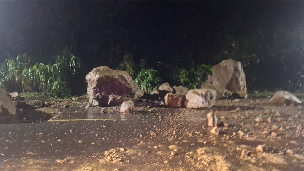 鳳凰颱風挾雨襲北海岸 野柳港清晨落石一度阻路