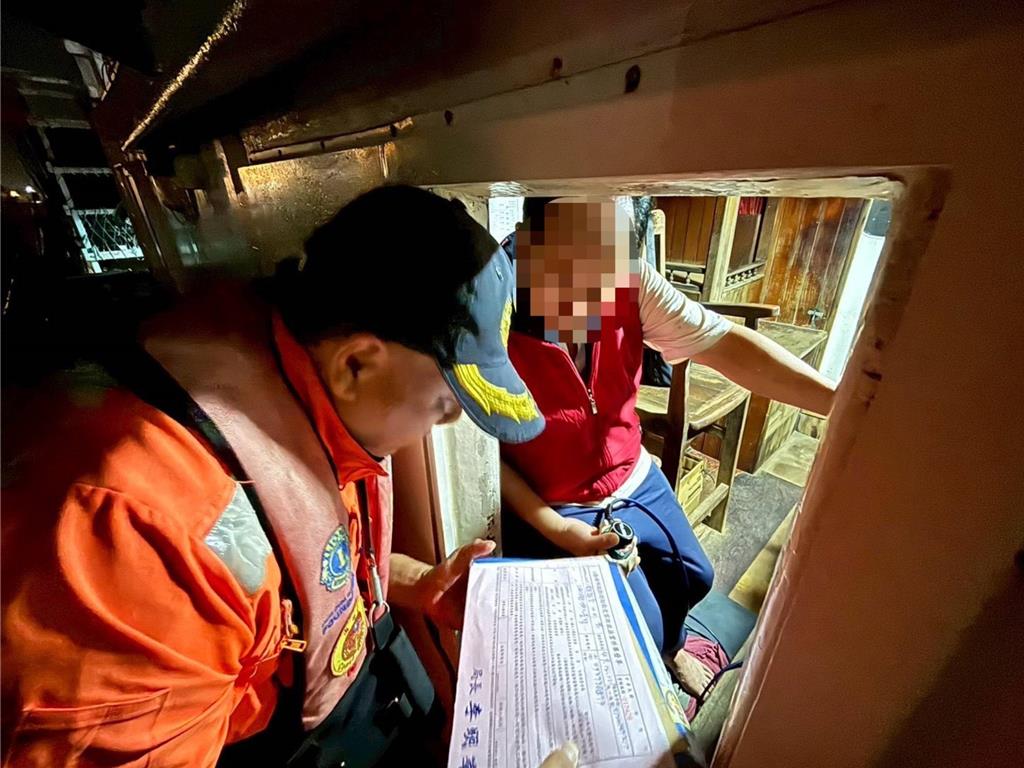 颱風來漁船執意出安平港違反禁制令 海巡開立首張舉發單