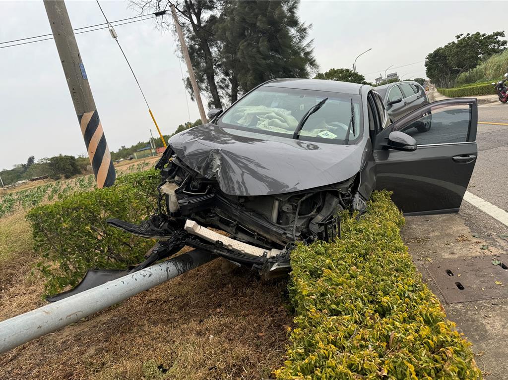 開車自撞路燈稈「車頭全毀」 金男子肋骨斷裂送醫