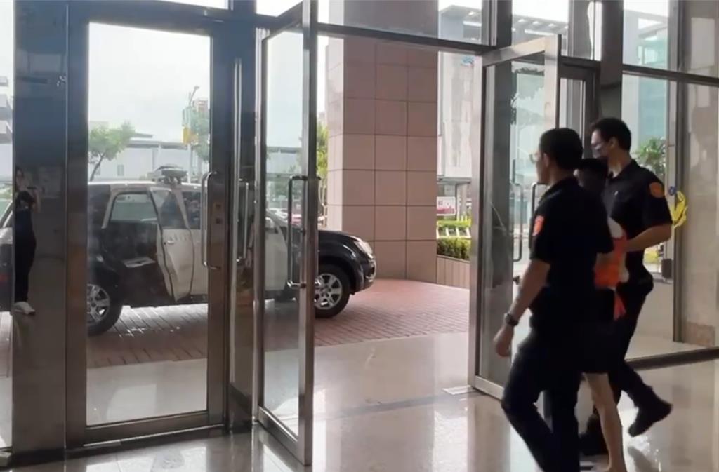 與女友鬧分手怒燒衣櫃釀大樓火警　19歲男遭公共危險罪送辦