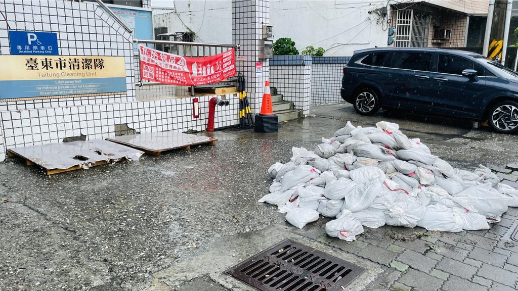  鳳凰來了！台東市備妥6000袋沙包防災 民眾喊：5袋不夠