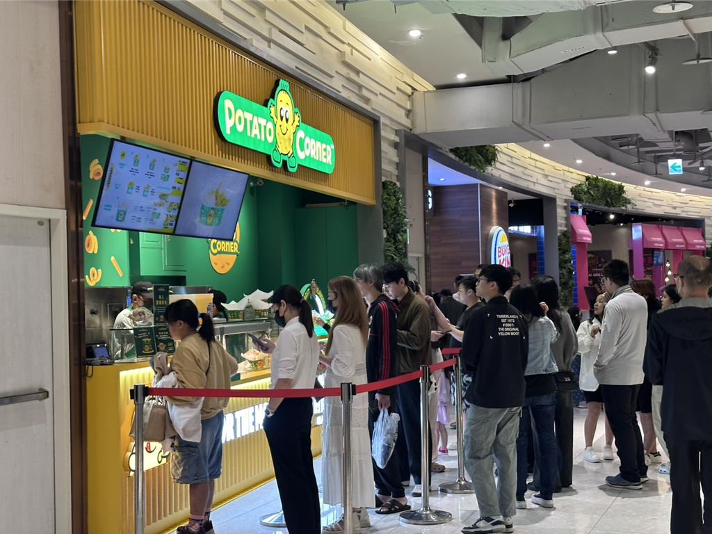 桃園放颱風假!百貨湧人潮、沿海風雨漸強