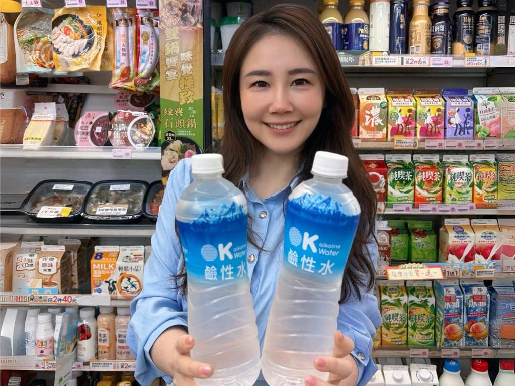 OKchoice WATER鹼性水720ml限時2件29元。（OKmart提供／朱世凱台北傳真）