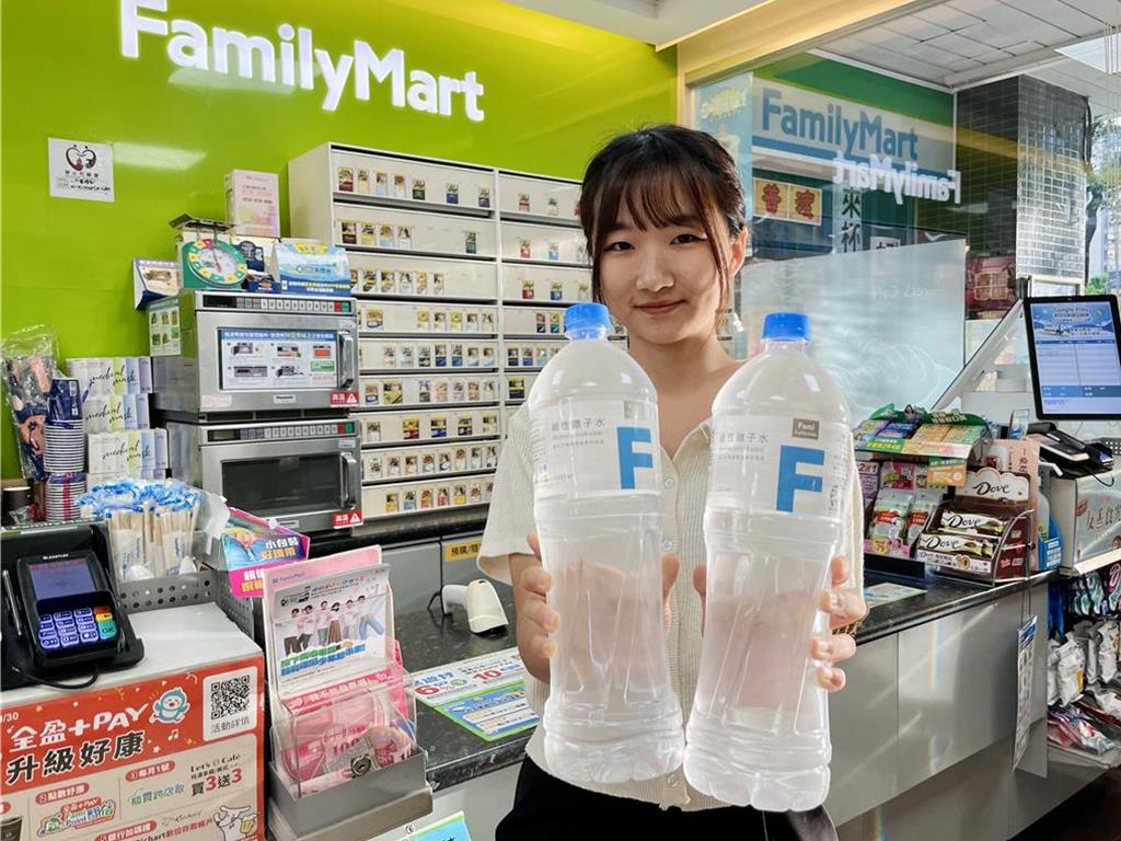 全家「FamiCollection天然水（2.2L）、鹼性離子水（1385ml）」任選第2件11元。（全家提供／朱世凱台北傳真）