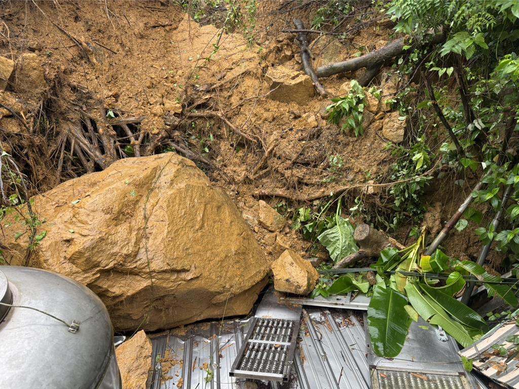 基隆大雨頻傳落石 拖板車轉彎撞破基隆港圍牆
