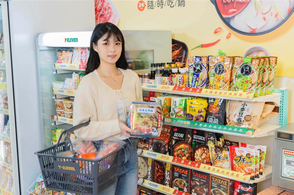 7-11饗喫鍋火鍋專區擁有近百款小份量且經專業選品的火鍋周邊,並依商圈靈活調整專區規模。(7-11提供/朱世凱台北傳真)