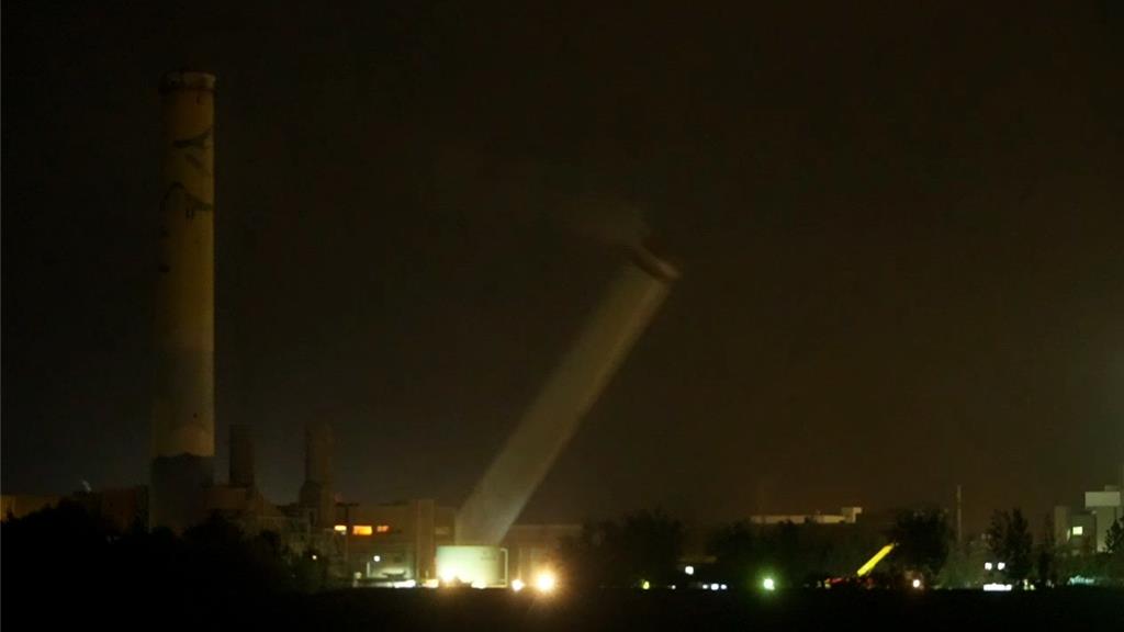 影》通霄地標第5號舊煙囪 以「伐樹式」安全放倒