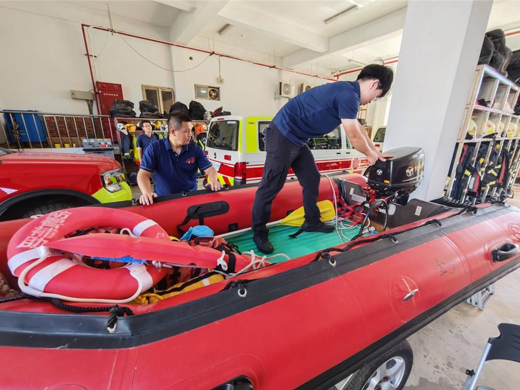 「鳳凰」逼近！金門啟動三級開設 防災單位人車機具待命