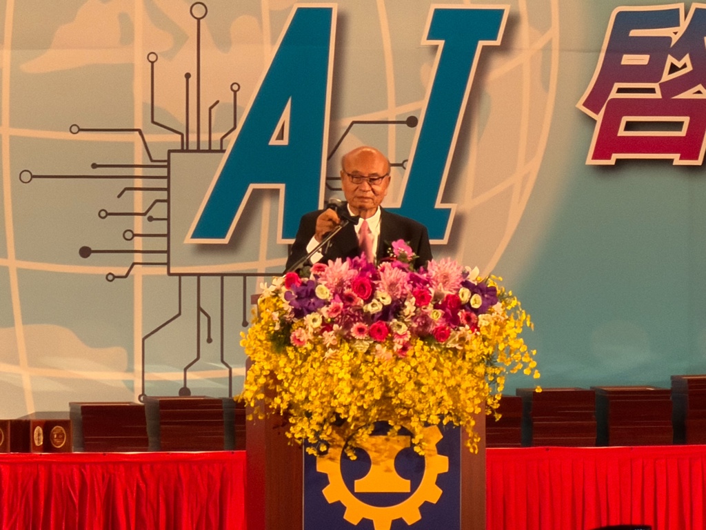 黃仁勳送一件皮衣！工總潘俊榮竟送別人「太小穿不下」